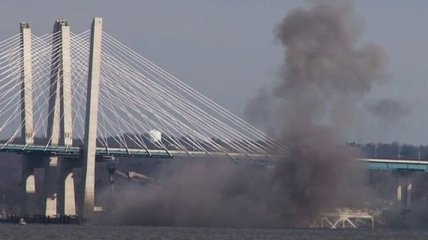 В Нью-Йорке с помощью динамита взорвали часть старого моста
