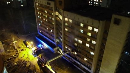 Во Львове горело общежитие: пожарные спасли 40 человек (Видео)