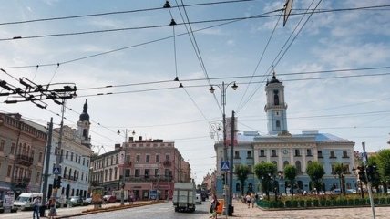 Черновцы в "красной" зоне: Горсовет не стал запрещать работу рынков и общественного транспорта 