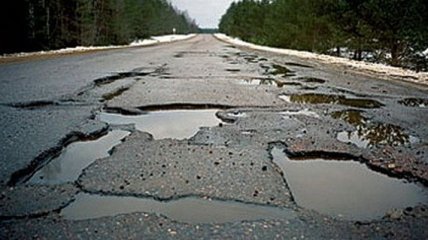 Три четверти украинцев не довольны отечественными дорогами