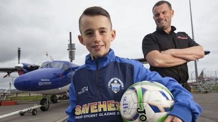 В Шотландии 10-ти летний мальчик летает на тренировки самолетом