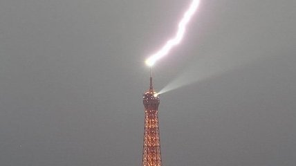 В Эйфелеву башню попала молния: фото и видео