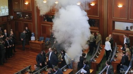 В парламенте Косово оппозиция применила газ