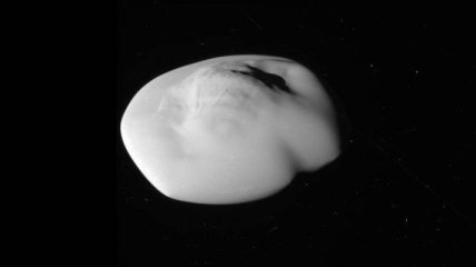 NASA показало спутник Сатурна 