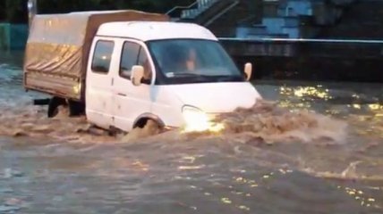 Улицы Винницы превратились в реки (Видео) 