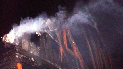 В Великих Сорочинцах сгорел выставочный дом