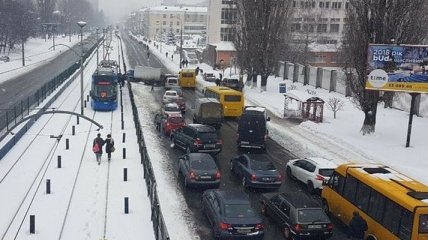 Масштабное ДТП в Киеве: автобус снес ограждение скоростного трамвая 