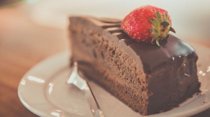 Все доступно и просто: победитель “Мастер Шеф” Евгений Клопотенко поделился рецептом шоколадного торта (видео) 