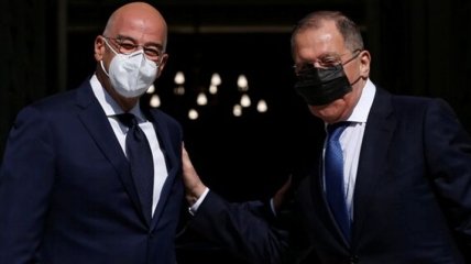 "Вожжи жмут": фото Лаврова в маске развеселили сеть