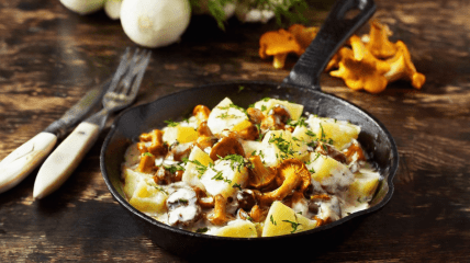 Жареные лисички с картофелем (видео)