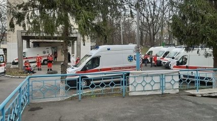 Скорые с больными стоят в очередях с самого утра: врач рассказала об аншлаге в коронавирусной больнице в Киеве