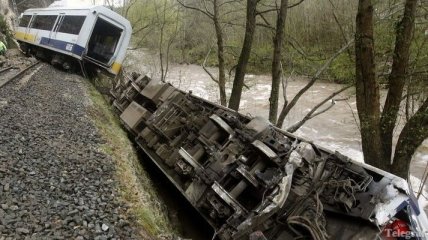 Поезд сошел с рельсов в Испании, пострадали 11 человек 