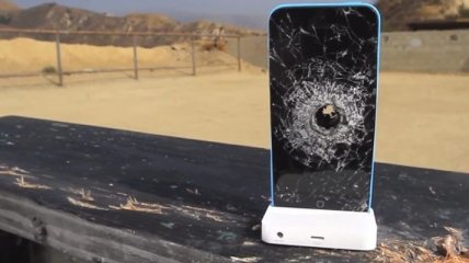Что будет, если в iPhone 6 выстрелить пулей 50-го калибра? (Видео) 