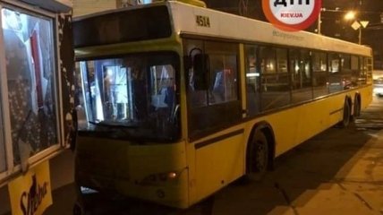 В Киеве водителю автобуса с людьми стало плохо: авто врезалось в магазин
