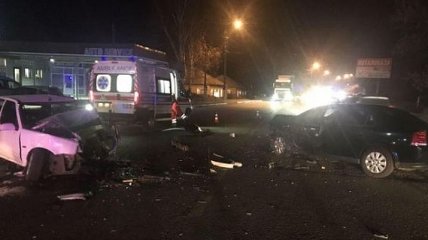 На трассе Киев-Харьков "лоб в лоб" столкнулись автомобили, есть пострадавшие