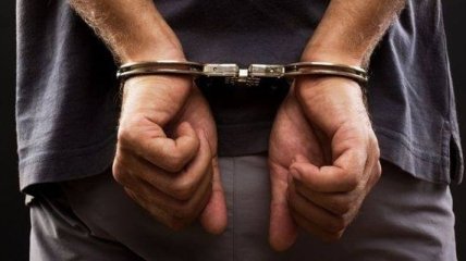 Полицейский в Днепре украл и продал 480 ящиков чая