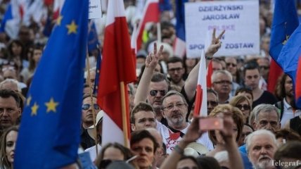 В Польше тысячи поляков вышли на антиправительственный митинг