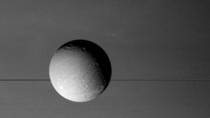 Ученые обнаружили таинственные линии на спутнике Сатурна