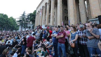 Протестующие в Тбилиси продолжают протесты, но их численность снизилась