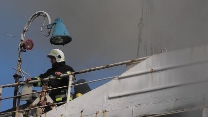 Спасатели потушили пожар на Херсонском судноремонтном заводе (Фото)