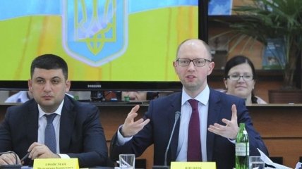 Яценюк: Конституцию нужно принять не под ситуацию, а на перспективу