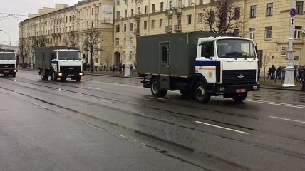 В Минске запечатлели на видео колонну автозаков и военной техники