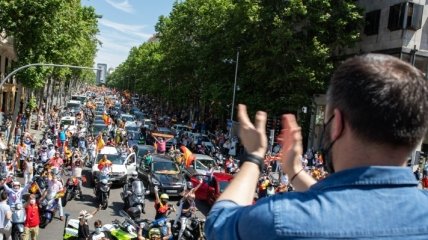 Антикарантинные протесты: в Испании тысячи людей устроили автопробег 