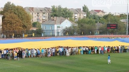 В Артемовске развернули самый большой флаг Украины в мире