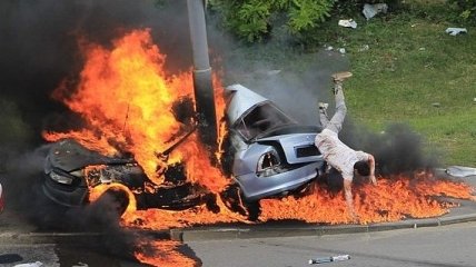 Как в Голливуде: парню удалось спастись из горящего авто в Киеве