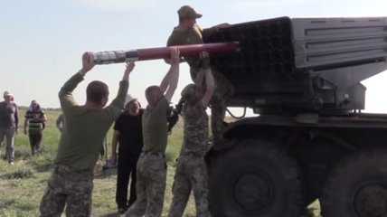 Украинские военные показали, как будут отвечать на обстрелы врага новыми реактивными снарядами для "Града" (видео)