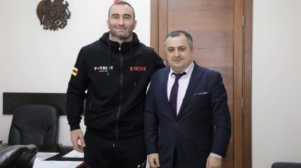 Гассиев с армянским чиновником