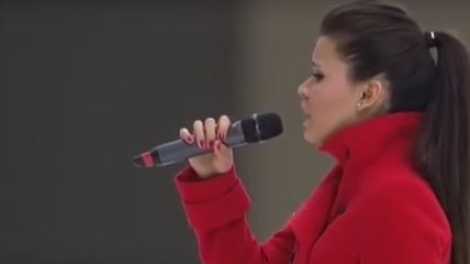 Певица неудачно исполнила гимн России перед началом финального матча ЧМ по хоккею (Видео)