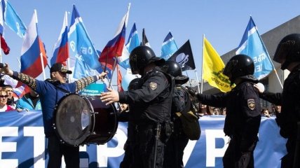 В российских городах на Первомай задерживают протестующих