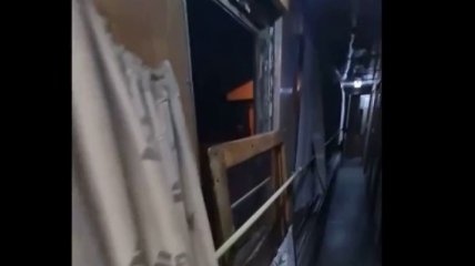 "С ветерком, так сказать": в поезде Одесса-Мариуполь вывалилось окно (видео)
