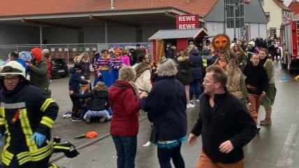 В Германии на карнавале неизвестный наехал на толпу, есть пострадавшие (Фото)
