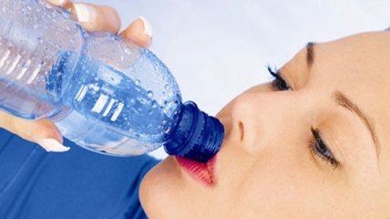 Почему вода с пластиковой бутылки вредная?