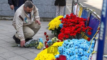 У центрі Одеси підпалили меморіал з фотографіями вбитих євромайдановців (фото)