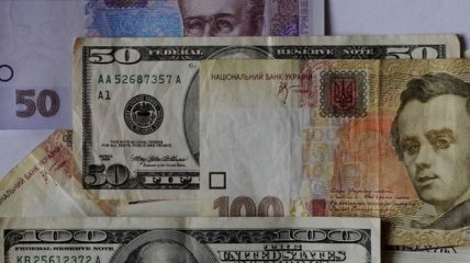 НБУ ослабил официальный курс гривны к доллару на 1%