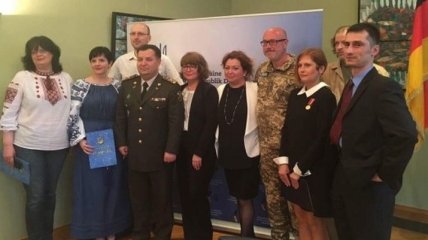 Полторак наградил украинских волонтеров в Германии