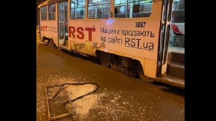 Пьяные пассажиры разгромили трамвай и чуть не избили женщину-водителя в Харькове (видео)