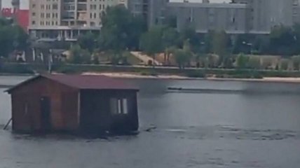 Киевлян озадачил дрейфующий по реке в Киеве дом (видео)