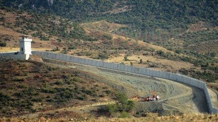Турция закончила возведение стены вдоль границы с Сирией
