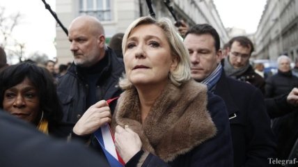 Лидера французских ультраправых освистали на марше памяти в Париже