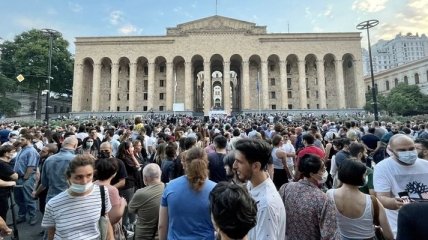 Тбилиси охвачен протестами после смерти избитого противниками ЛГБТ-марша телеоператора (видео)
