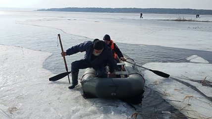 Группа рыбаков "дрейфовала" по Днепру на отколовшейся льдине: в сети появились фото и видео спасения "экстремалов"