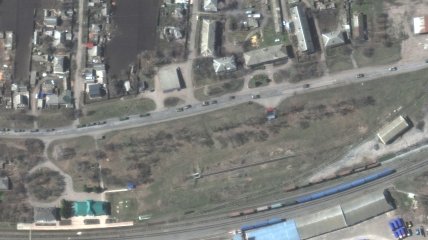 Супутники зафіксували величезну колону російської військової техніки поблизу Харкова (фото)