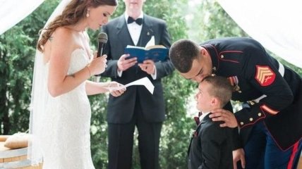 Трогательный момент свадьбы: слезы радости маленького ребенка, который рад за выбор отца (Фото) 