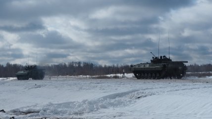 Російські війська залишаються біля кордонів України, але не все так гладко