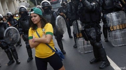 В Рио-де-Жанейро полиция слезоточивым газом отогнала манифестантов 