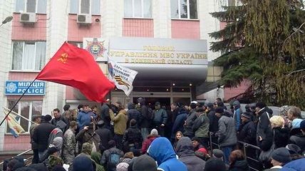 В Донецке пикетируют здание МВД